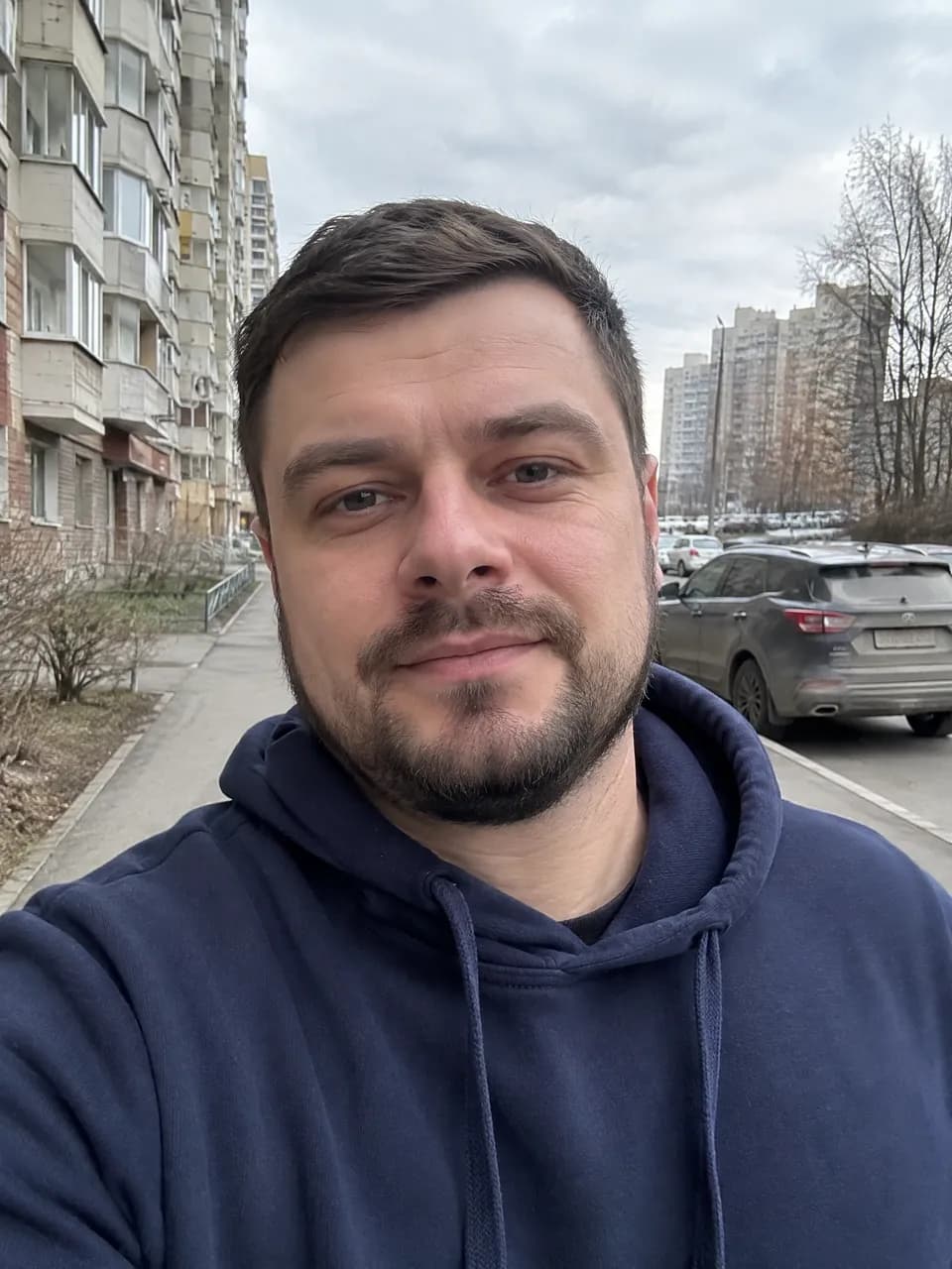 Исходное селфи: мужчина на улице, обычное фото на телефон