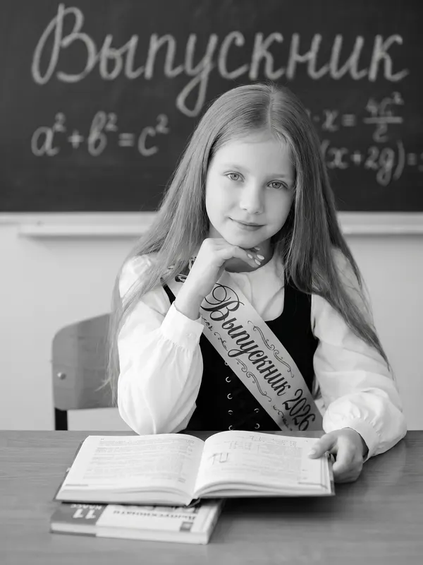 Фото на выпускной нейросетью: чёрно-белый портрет у доски