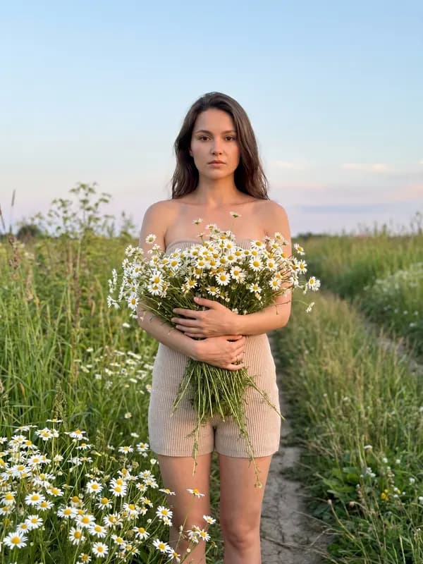 Фотосессия на природе нейросетью: букет ромашек в поле
