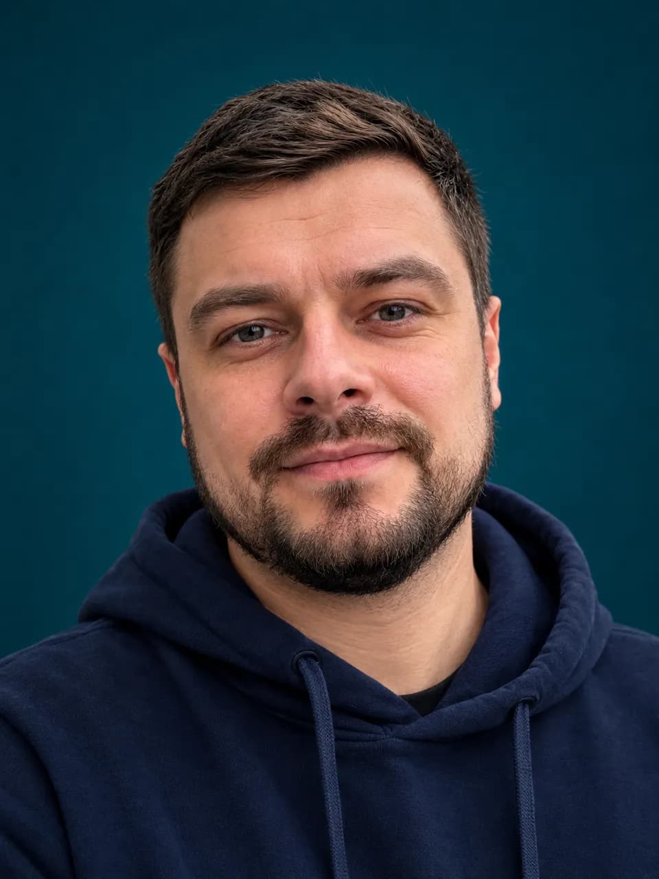 Аватарка мужчины на бирюзовом фоне, сделанная нейросетью по селфи