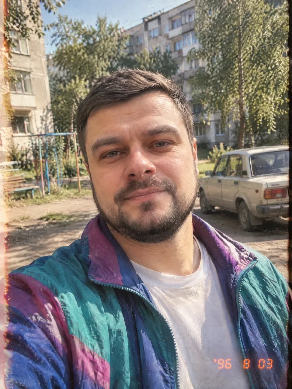 Фото мужчины в стиле 90-х: ветровка, двор с «Жигулями», плёночное зерно
