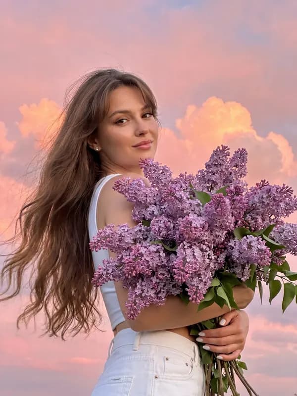 Фотосессия с цветами нейросетью: сирень на фоне розового неба