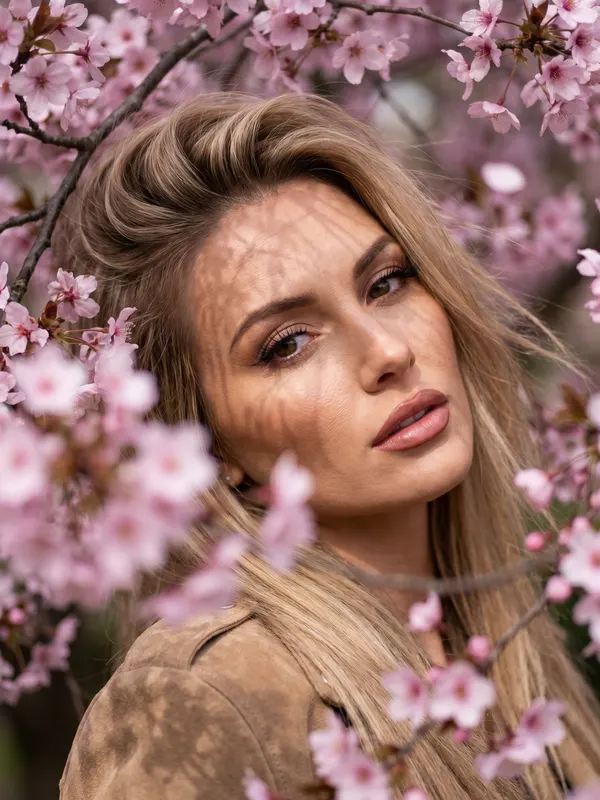 Фотосессия с цветами нейросетью: цветущая сакура