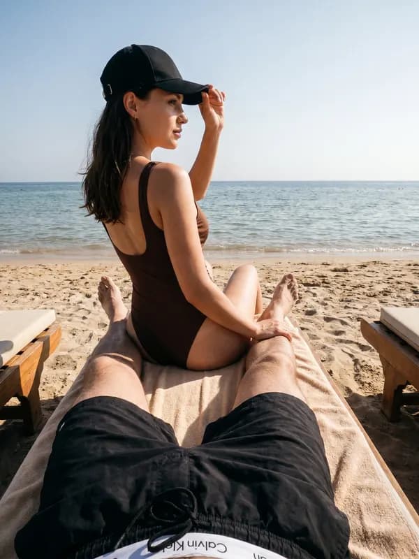 Фотосессия на море нейросетью: пара на пляже, вид от первого лица