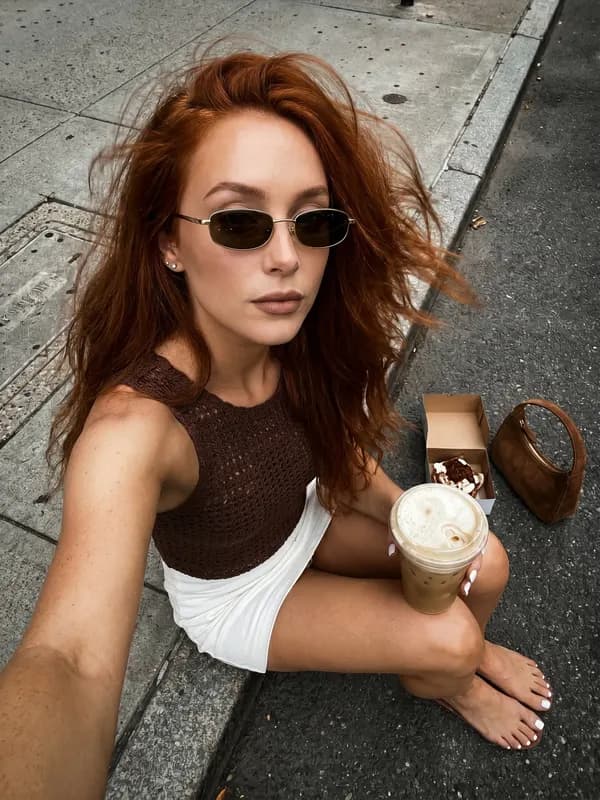 Уличная фотосессия нейросетью: селфи на тротуаре