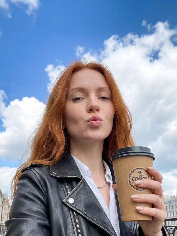 Уличная фотосессия нейросетью: кофе с собой и кожанка