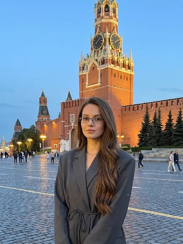 Уличная фотосессия нейросетью: красная площадь вечером